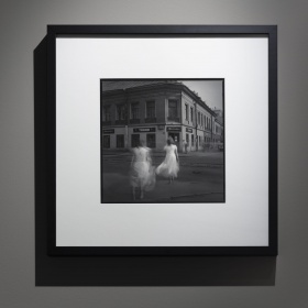 Фотография как пространство: между поглощённостью и театральностью