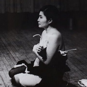 Чем Йоко Оно знаменита как художница