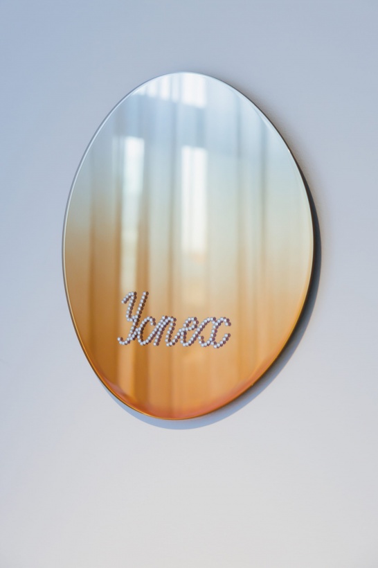 История стразов: от имитации бриллиантов до современного искусства